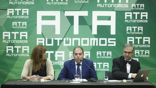 Lorenzo Amor (centro del a imagen), presidente de ATA