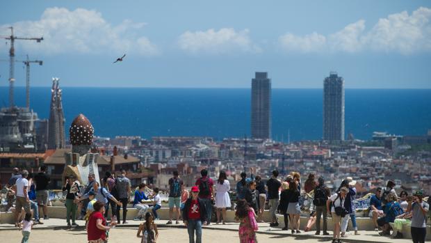 Turistas mientras visitan el Parque Güell,