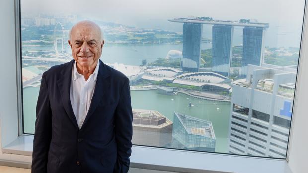 El presidente de BBVA, Francisco González, con Singapur de fondo