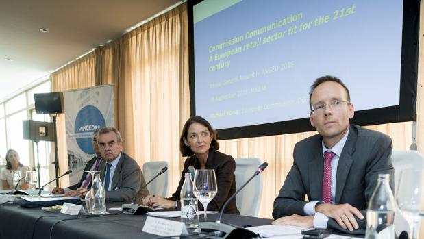 La ministra de Industria, Comercio y Turismo, Reyes Maroto, junto con el presidente de Anged y el director adjunto de comercio minorista de la Comisión Europea