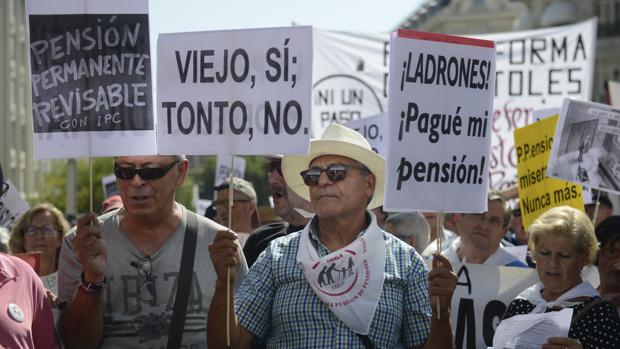 Si se decide pagar el aumento del gasto en pensiones con impuestos, la presión fiscal escalará hasta el 57,2% en 2040,