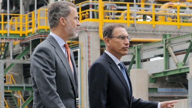 Don Felipe y el presidente de Perú, Martín Vizcarra, durante una visita reciente a la refinería de La Pampilla