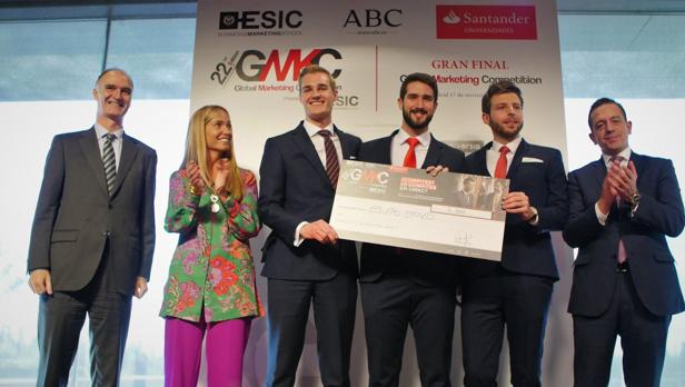 El equipo ganador recogió su premio de manos de Javier Caballero, director gerente de ABC; Susana García, directora de Santander Universidades, y Felipe LLano, director adjunto a la Dirección Genera de ESIC