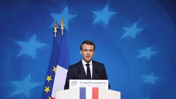 La Comisión Europea aduce que Francia vive «una emergencia social» por los «chalecos amarillos», entre otras cosas