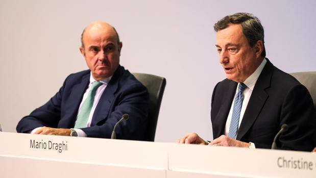 El presidente del BCE, Mario Draghi (dcha), junto al vicepresidente de la institución, Luis de Guindos (izda)