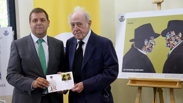 El pintor Eduardo Arroyo (dcha) junto al presidente de Correos, Juan Manuel Serrano
