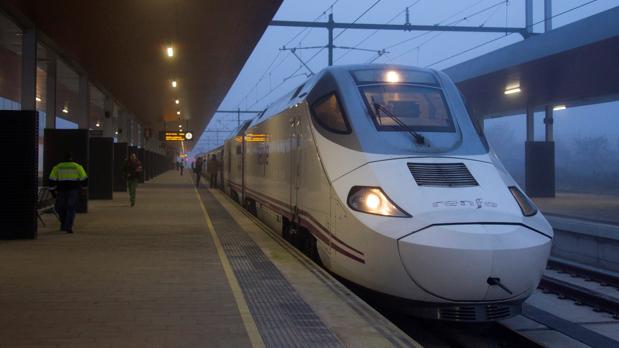 Imagen del denominado «tren madrugador» implantado el pasado mes de mayo entre Zamora y Madrid, que circula por la línea del AVE y realiza paradas intermedias en Segovia y Medina del Campo (Valladolid)