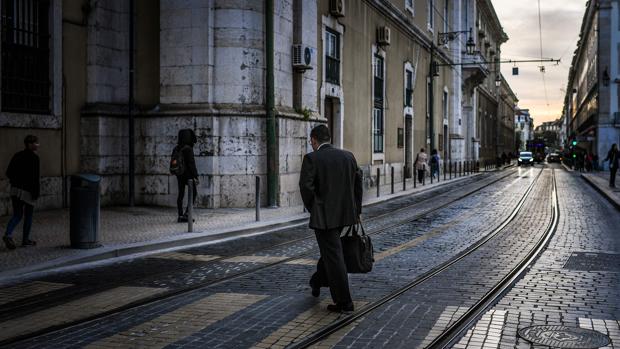 La norma autoriza a los empleados públicos a desarrollar otra actividad