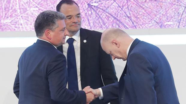 El presidente de Siemens Gamesa, Miguel Ángel López, a la izquierda, recibe la felicitación de un accionista en presencia del consejero delegado, el alemán Markus Tacke