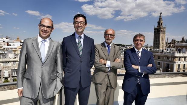 Jorge Badía, nuevo CEO de Cuatrecasas (segundo por la izda) y el presidente del bufete, Rafael Fontana (segundo por la dcha)
