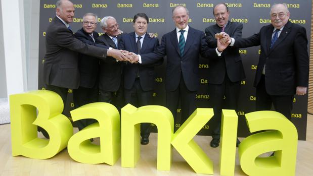 Los expresidentes de las siete cajas fusionadas en Bankia, entre ellos José Luis Olivas y Rodrigo Rato, en 2010 al anunciar la integración