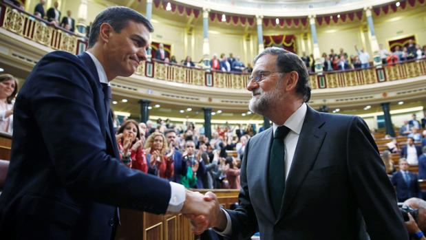 El expresidente del Gobierno, Mariano Rajoy, felicita al recién investido presidente Pedro Sánchez, tras la moción de censura