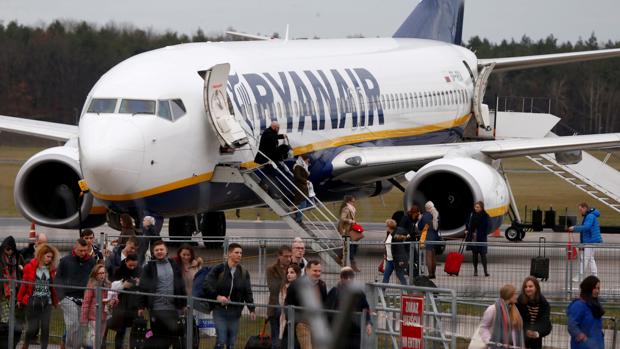 Pasajeros desembarcan de un avión de Ryanair en Varsovia, Polonia