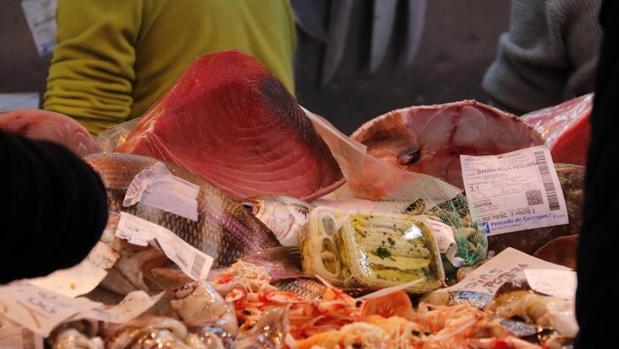 Pescado fresco en un mercado de abastos