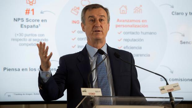 El presidente de ING España, César González Bueno, durante el curso "Las finanzas sostenibles y su importancia en el futuro de la economía", dentro de la programación de la Universidad Internacional Menéndez Pelayo (UIMP) en la capital cántabra.