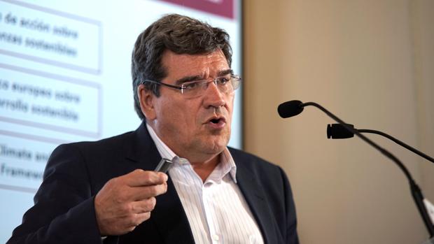 El presidente de la Airef, José Luis Escrivá, durante la última sesión del curso de la APIE en la UIMP