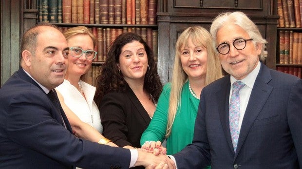 De izquierda a derecha, Lorenzo Amor, presidente de ATA, Virginia Guinda, Cicepresidenta de Foment, Elena de Felipe, presidenta de Fepime, Cristina Perez, presidenta de ATA Cataluña y Josep Sánchez Llibre, presidente de Foment