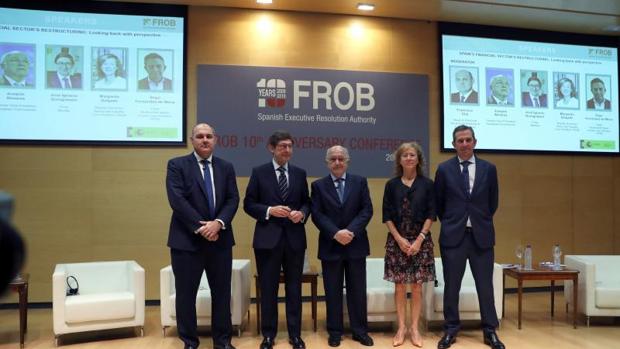 El exvicepresidente de la Comisión Europea Joaquín Almunia (c); el presidente de Bankia, José Ignacio Goirigolzarri (2i); la subgobernadora del Banco de España, Margarita Delgado; el exsecretario de Estado de Economía y presidente de Rothschild&Co., Íñigo Fernández de Mesa, y el moderador del evento, Francisco Uría (i)