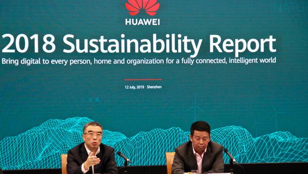 El presidente del consejo de administración de Huawei, Liang Hua (a la izquierda), y el del Comité de Desarrollo Sostenible, Kevin Tao, presentan su informe anual en la sede de Shenzhen