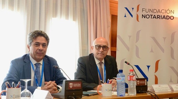 De izquierda a derecha: Pedro Garrido, director general de los Registros y del Notariado; y Pedro Martínez Pertusa, director del curso sobre «Ley de contratos de crédito inmobiliario» que se imparte en la Universidad Internacional Menéndez Pelayo