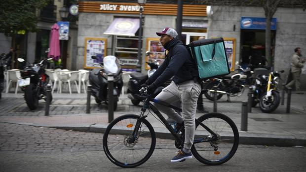 Un repartidor de Deliveroo entregando un pedido