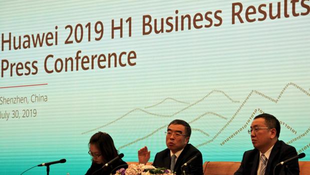 El presidente de Huawei, Liang Hua (en el centro), durante la presentación de los resultados del primer semestre en la sede de Shenzhen