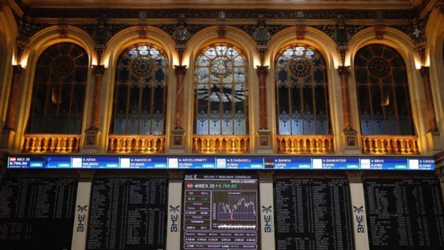 El Ibex 35 consolida el rebote a media sesión y recupera los 8.700 puntos