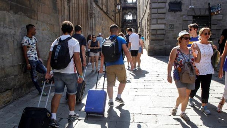 El turismo nacional compensa en julio la caída de las estancias extranjeros en hoteles y otras cuatro noticias