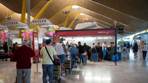 Colas en los mostradores de Iberia en el aeropuerto de Barajas, este viernes, durante la primera jornada de huelga del personal de tierra