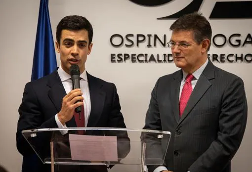 Juan Gonzalo Ospina with former Minister of Justice Rafael Catalá during the inauguration of the new offices of Ospina Abogados.