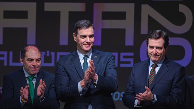 El presidente del Gobierno, Pedro Sánchez (c) junto al presidente de la Federación Nacional de Organizaciones de Autónomos (ATA), Lorenzo Amor (i)y el presidente de la CEOE, Antonio Garamendi
