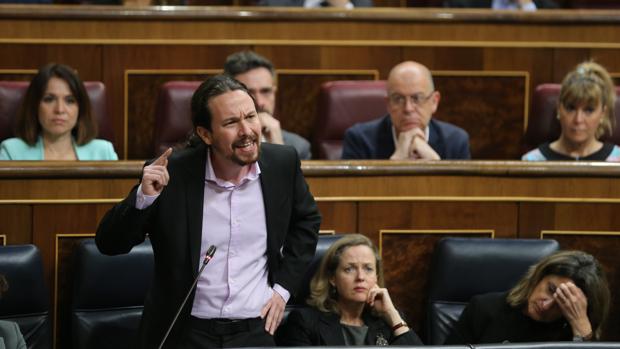 El vicepresidente segundo y ministro de Derechos Sociales y Agenda 2030, Pablo Iglesias (izda) junto a la vicepresidenta tercera y ministra de Asuntos Económicos, Nadia Calviño