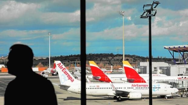 Aviones de Iberia y Air Europa están estacionados en el aeropuerto Adolfo Suárez Barajas en medio de la pandemia del coronavirus (COVID-19) en Madrid