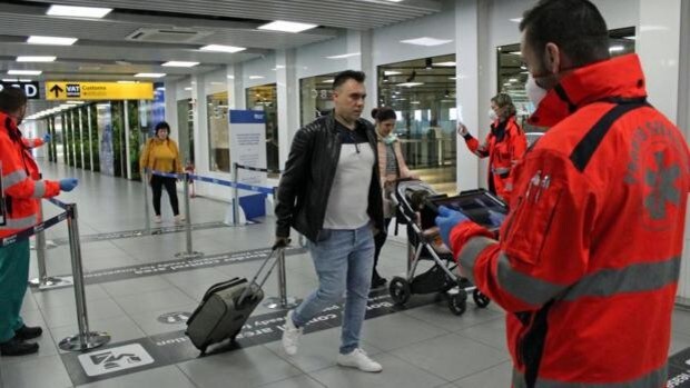 Controles a la llegada al aeropuerto de Fiumicino en Roma