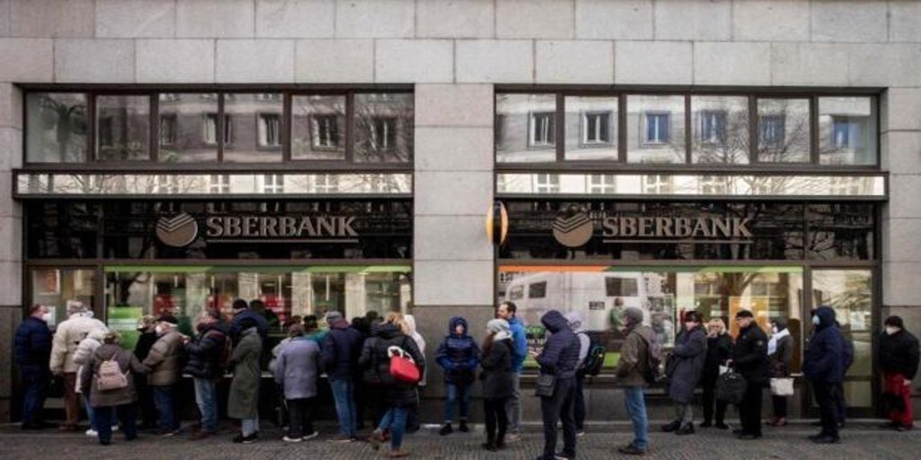 Brussels intervenes the European subsidiaries of the Russian bank Sberbank and applies suspension of payments and a 'corralito'