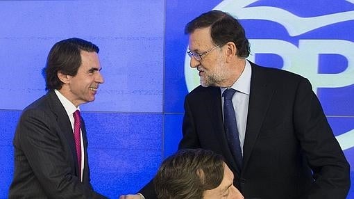 Mariano Rajoy saluda al expresidente del Gobierno José María Aznar