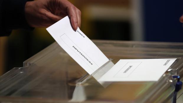 Un ciudadano, ejerciendo su derecho al voto en Madrid