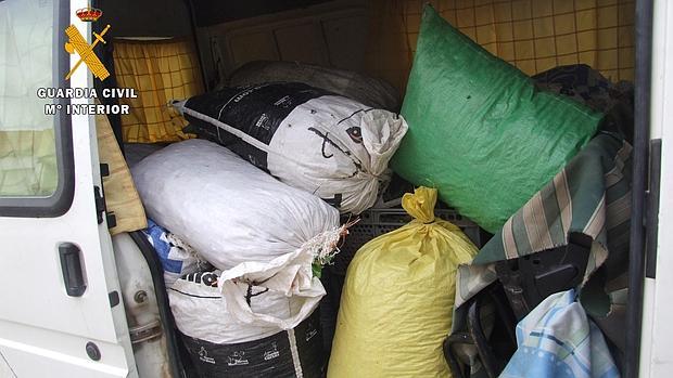 Sacos de almendras incautados por la Guardia Civil