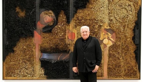 El coleccionista Luis Bassat, en el Centro de Arte Alcobendas, ante una de las obras de la exposición