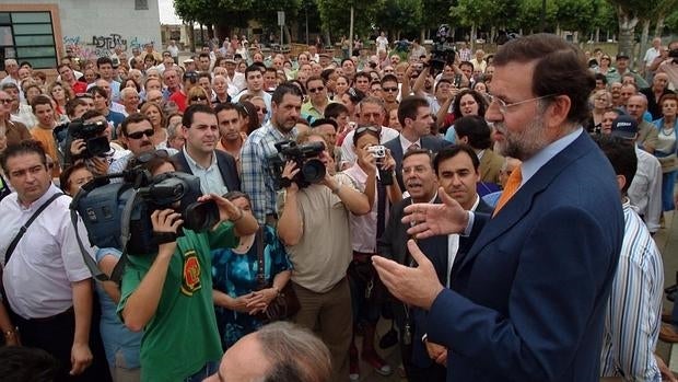 Rajoy durante su mitin improvisado en Benavente, en julio de 2006, con Martínez-Maíllo en primera fila