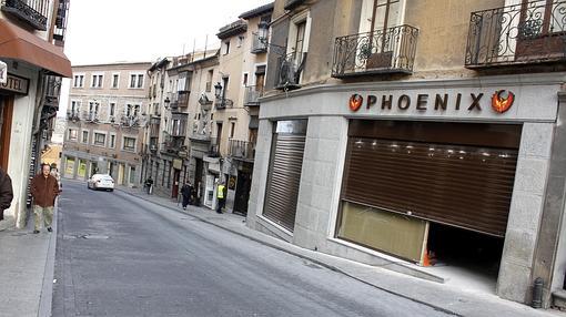 En la calle de las Armas está a punto de abrir una nueva franquicia de ropa que lleva por nombre «Phoenix»