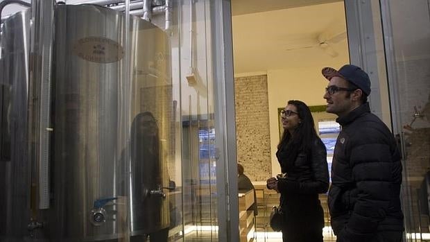 Uno de los tanques donde se produce la cerveza artesanal Malasaña y Valverde, en la Fábrica Maravillas