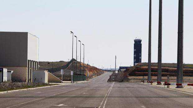Los afectados por la venta del aeropuerto esperan a ser informados por el titular del Juzgado