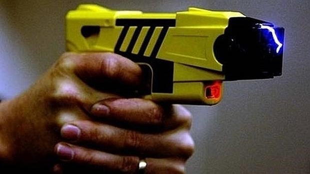 Una pistola eléctrica modelo Taser