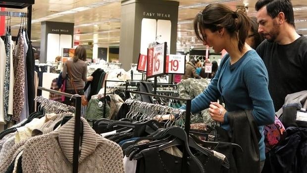 Varios clientes, de compras en El Corte Inglés de Alicante