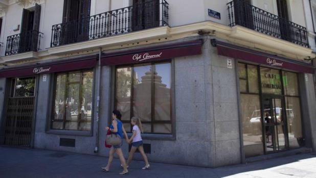 El Café Comercial, en la glorieta de Bilbao de Madrid, empapelado tras anunciar su cierre