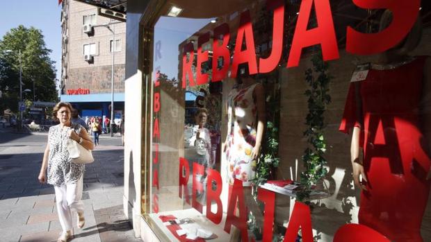Un comercio anuncia en su escaparate el periodo de rebajas