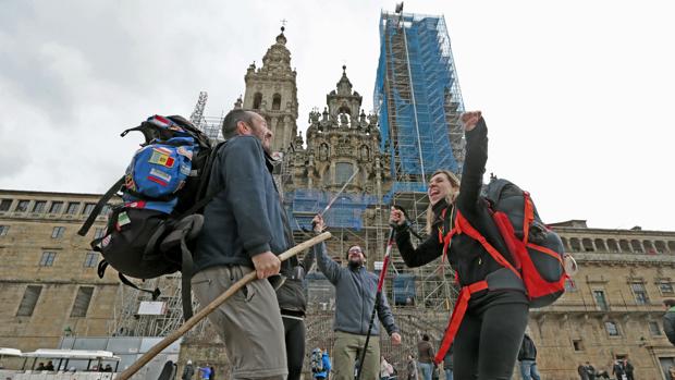 Un grupo de peregrinos celebra la llegada al Obradoiro