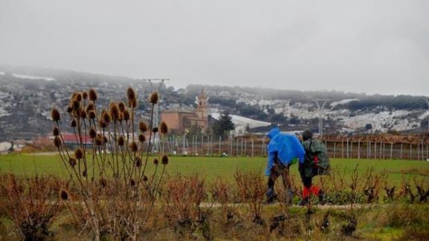 Fotografía de archivo de dos peregrinos realizando el Camino de Santiago en invierno