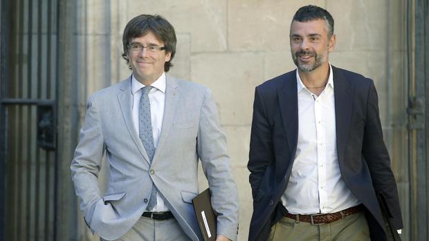 El presidente catalán, Carles Puigdemont (Convergencia), junto a su consejero de Cultura, Santi Vila (ERC)